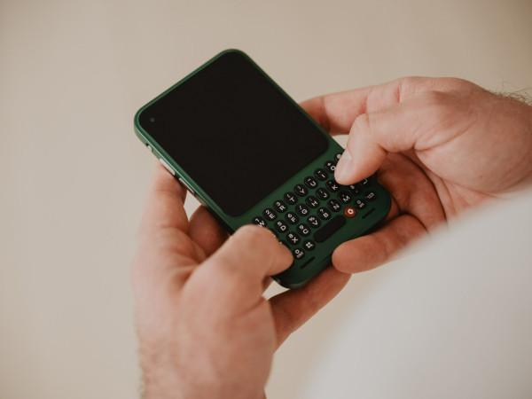 Reinkarnasi BlackBerry di 2026: Clicks Rilis Ponsel Communicator QWERTY Seharga Rp8 Juta