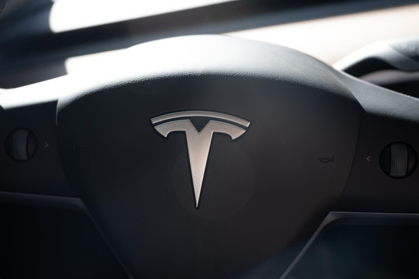 Penjualan Nyungsep dan Kalah Laris dari BYD, Kenapa Tesla Malah Jadi Perusahaan Mobil Termahal di Dunia?