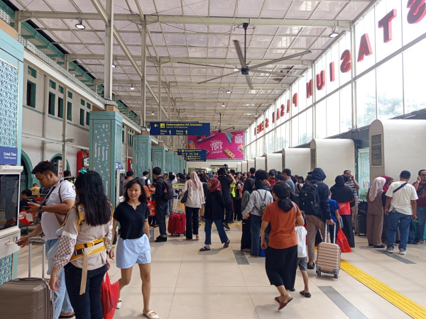 Arus Balik Libur Tahun Baru, 53 Ribu Penumpang Tiba di Stasiun Kereta Daop 1 Jakarta