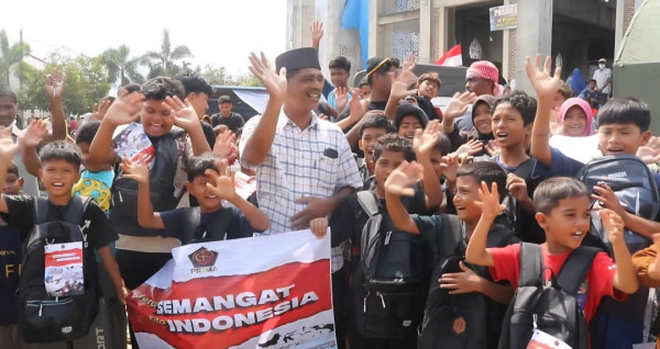 TNI Distribusikan 1.800 Paket Alat Sekolah ke Anak-Anak Korban Banjir di Aceh
