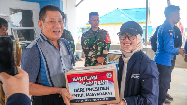 Kementrans Salurkan 1.700 Paket Sembako Presiden ke Warga Kawasan Transmigrasi Barelang