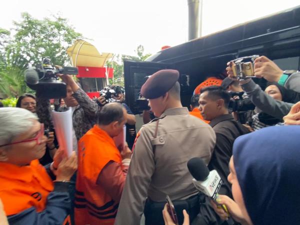 Penampakan 5 Tersangka Kasus Suap Pemeriksaan Pajak di Jakut Digiring ke Mobil Tahanan