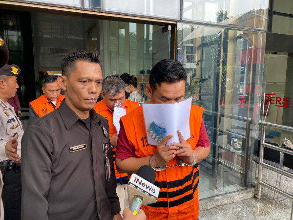 Penampakan 5 Tersangka Kasus Suap Pemeriksaan Pajak di Jakut Digiring ke Mobil Tahanan