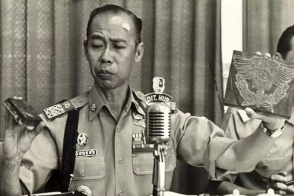 Kisah Jenderal Hoegeng Nyamar Jadi Hippies, Pakai Wig Gondrong, Kemeja Bunga-bunga dan Syal di leher