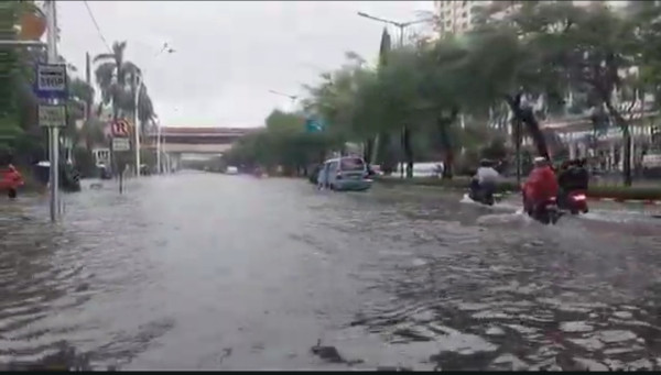 Jalan Mangga Dua Raya Banjir, Sejumlah Pengendara Dorong Motor