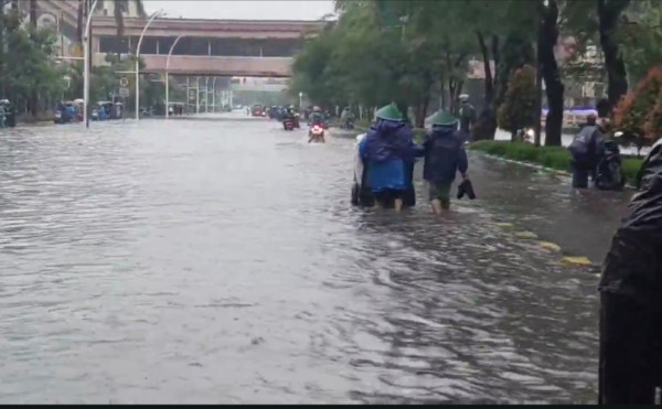 Jalan Mangga Dua Raya Banjir, Sejumlah Pengendara Dorong Motor