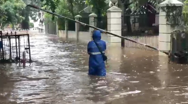 Banjir di Kawasan Cilandak Setinggi 1 Meter, Sejumlah Motor Mogok