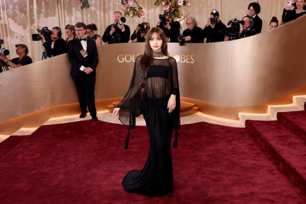 Penampilan Lisa BLACKPINK Curi Perhatian di Golden Globes 2026
