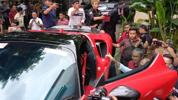 Ferrari dan Harley Davidson Dihadirkan di Pengadilan terkait Kasus TPPU Ariyanto dan Marcella