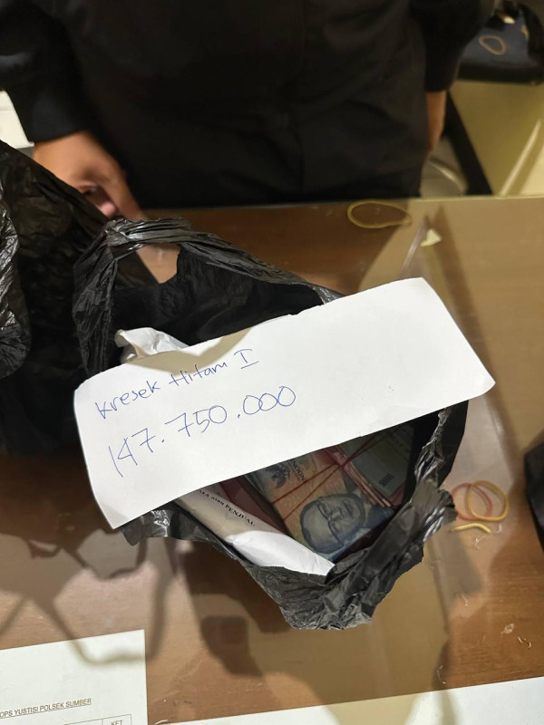Penampakan Karung dan Kantong Kresek Berisi Duit Rp2,6 Miliar Bupati Pati Sudewo Hasil Pemerasan