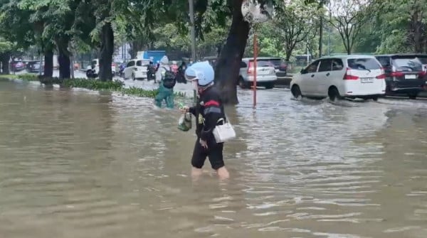 Banjir Setinggi 30 Cm Rendam Jalan Letjend Suprapto Cempaka Putih, Lalu Lintas Dialihkan