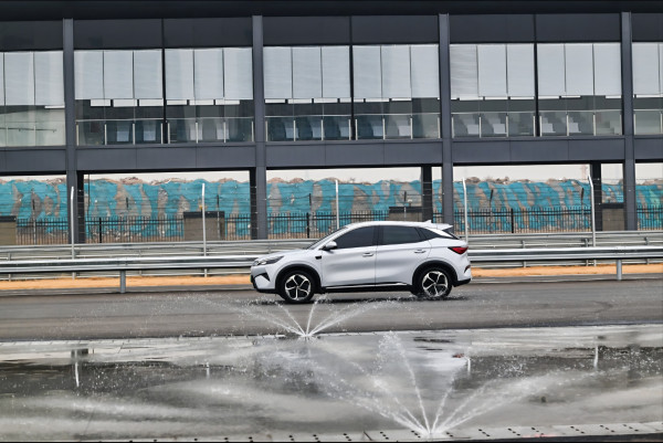 Hegemoni Zhengzhou: Ambisi BYD Menaklukkan Dunia Lewat Gurun Buatan dan Robot Pintar