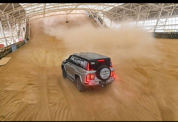 Naik YangWang U8 di All Terrain Circuit BYD: Sensasi Mencekam di Dalam Kabin SUV Monster!