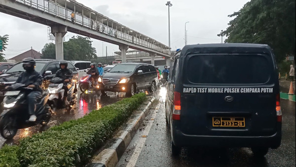 Jalan Suprapto Depan ITC Cempaka Mas Banjir, Jalur Lambat Ditutup