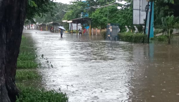 Jalan Suprapto Depan ITC Cempaka Mas Banjir, Jalur Lambat Ditutup