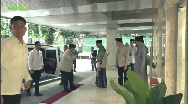 Prabowo Disambut Barisan Rebana saat Tiba di Masjid Istiqlal
