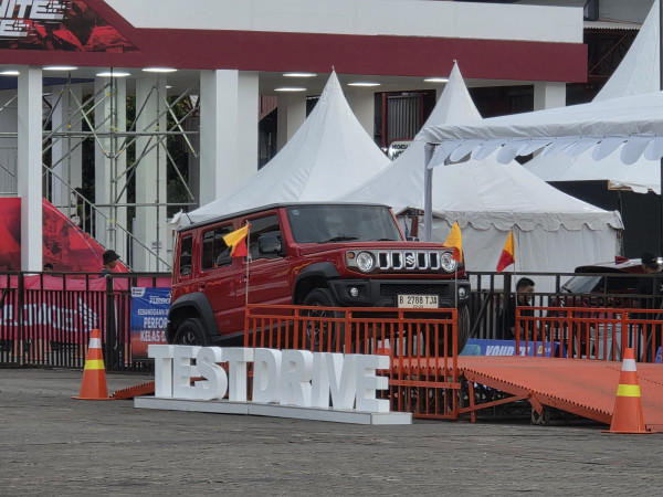 Anomali Jimny 5-Door: Saat Mobil Analog Menolak Tunduk pada Invasi SUV Listrik