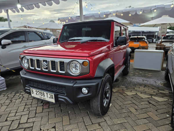 Anomali Jimny 5-Door: Saat Mobil Analog Menolak Tunduk pada Invasi SUV Listrik