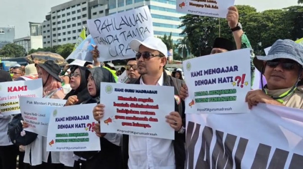 Ratusan Guru Madrasah Demo di Depan DPR, Tuntut Kesejahteraan dan Pengangkatan Jadi P3K