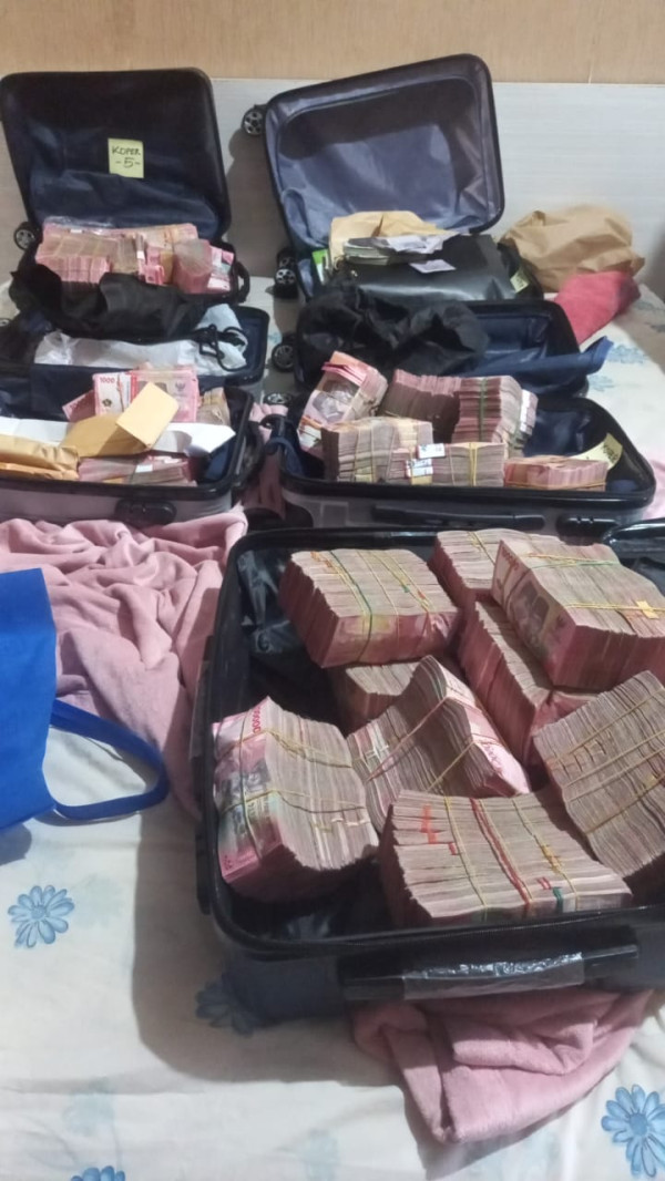 Penampakan 5 Koper Berisi Duit Rp5 Miliar dalam Penggeledahan Kasus Suap Bea Cukai