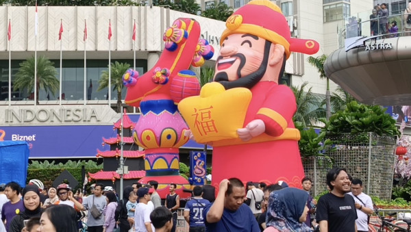 Melihat Ornamen Imlek di Bundaran HI saat CFD