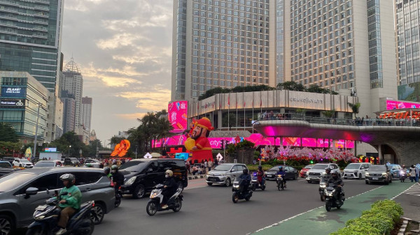 Festival Imlek di Bundaran HI Dipadati Warga, Instalasi Lampion Jadi Spot Foto Favorit