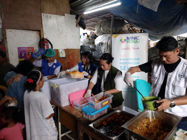 Sambut Ramadan, MNC Peduli-Park Hyatt Jakarta Berbagi Makanan Bergizi di Pondok Labu