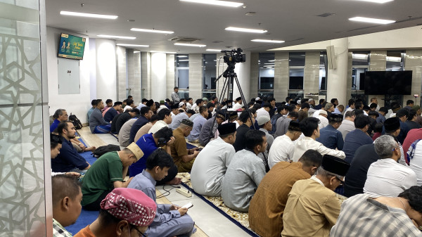 Suasana Salat Tarawih Perdana Warga Muhammadiyah di Masjid At Tanwir
