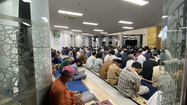 Suasana Salat Tarawih Perdana Warga Muhammadiyah di Masjid At Tanwir