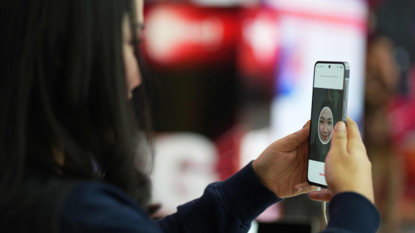 Privasi vs Keamanan: Dilema di Balik Kewajiban Selfie untuk Aktivasi Kartu Perdana 2026