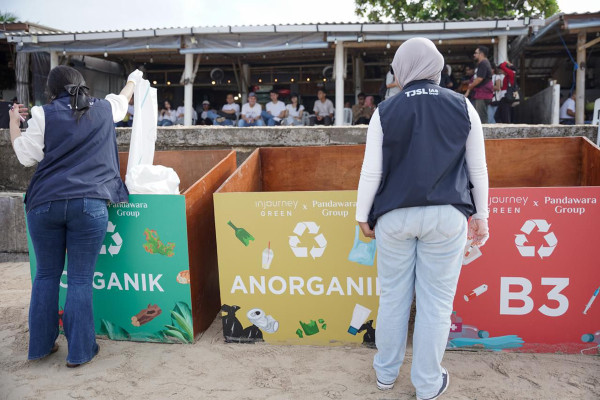 Kolaborasi dengan Pandawara, InJourney Ajak Warga Gotong Royong lewat Beach Clean Up di Bali