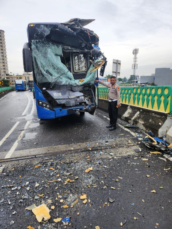 Kronologi Kecelakaan Adu Banteng Transjakarta di Jalur Langit