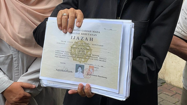 Roy Suryo Tunjukkan Perbedaan Ijazah Jokowi dengan Alumni UGM Angkatan 79