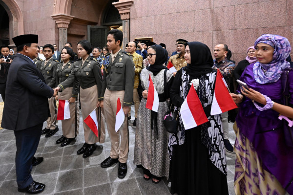Diaspora Indonesia Sambut Hangat Kedatangan Prabowo di Abu Dhabi