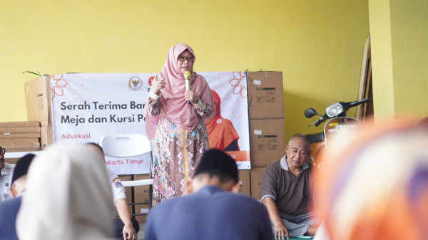 Anis Byarwati Beri Bantuan Meja dan Kursi Posyandu Lansia dan Balita RW 03 Batu Ampar