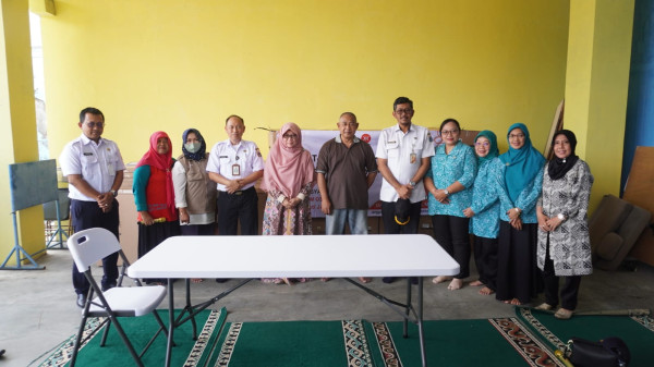 Anis Byarwati Beri Bantuan Meja dan Kursi Posyandu Lansia dan Balita RW 03 Batu Ampar