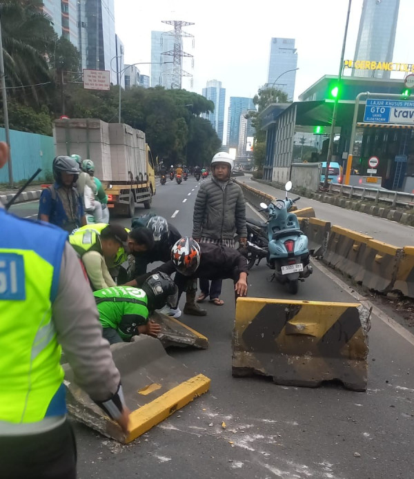 Separator Busway di Jalan S Parman dan Gatsu Ditabrak Truk Trailer dan Mobil Listrik