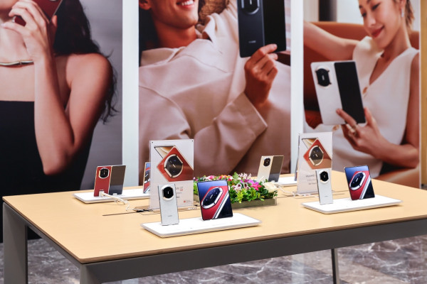 Mendobrak Mitos Layar Lipat Rapuh: Ketika Huawei Mate X7 Berani Melawan Alam