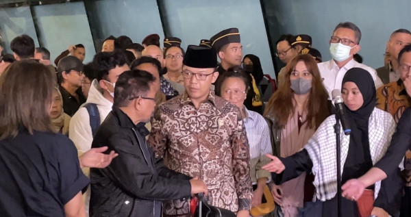 22 WNI dari Iran Tiba di Bandara Soekarno-Hatta, Didampingi Menlu Sugiono