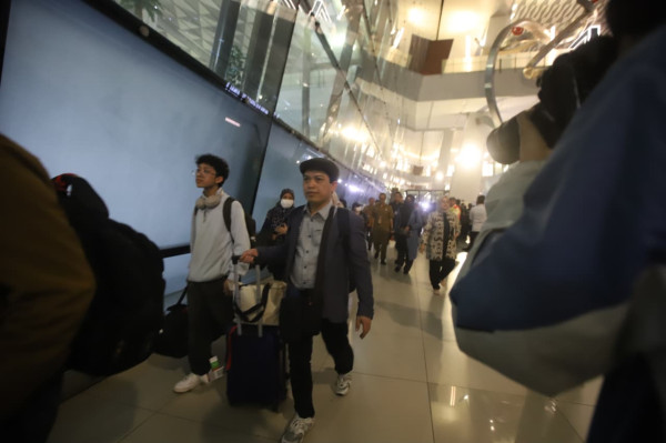 22 WNI dari Iran Tiba di Bandara Soekarno-Hatta, Didampingi Menlu Sugiono