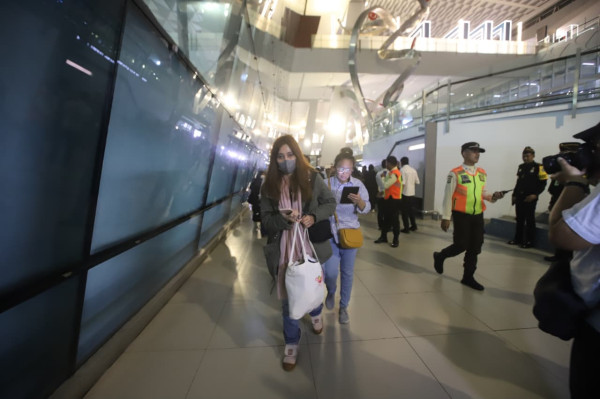 22 WNI dari Iran Tiba di Bandara Soekarno-Hatta, Didampingi Menlu Sugiono