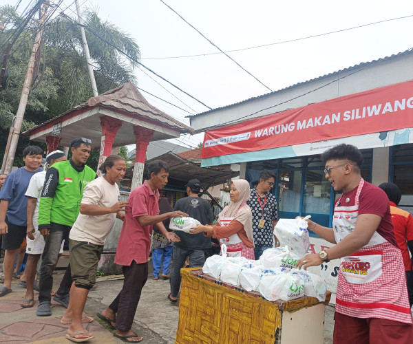 Bagikan 60.000 Paket Berbuka, Warteg Gratis Alfamart Gandeng 102 UMKM di 34 Kota