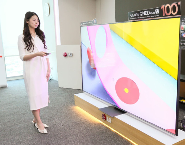 Selamat Tinggal Proyektor, Tren Bioskop Rumah 2026 Beralih ke TV Raksasa 100 Inci