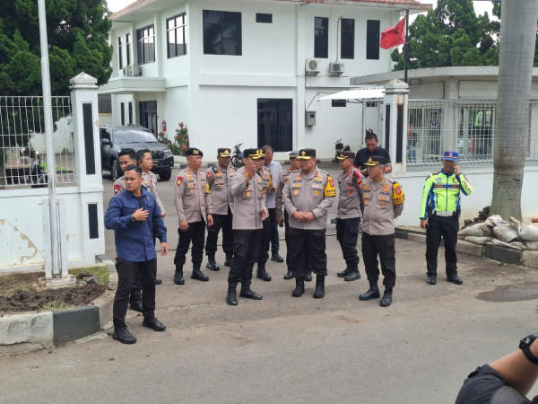 Wakapolda Jabar Pimpin Langsung Penyekatan Truk Sumbu 3 di Sumedang, 85 Kendaraan Terjaring Operasi Ketupat Lodaya 2026