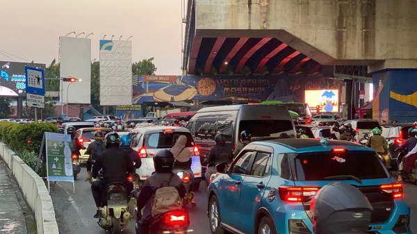 Jalur Mudik Kalimalang Bekasi Dipadati Kendaraan Jelang Berbuka Puasa