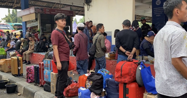 H-4 Lebaran 2026, Terminal Kampung Rambutan Dipadati Pemudik