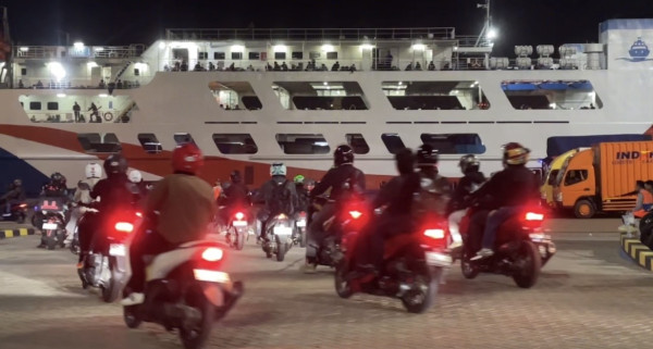 H-4 Lebaran, Pemudik Motor Padati Pelabuhan Ciwandan