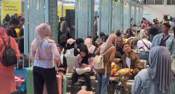 Jelang Lebaran, Stasiun Pasar Senen Masih Dipadati Pemudik