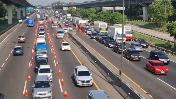 Cerita Mila Pemudik Asal Depok Terjebak Macet Horor di Tol Jakarta-Cikampek