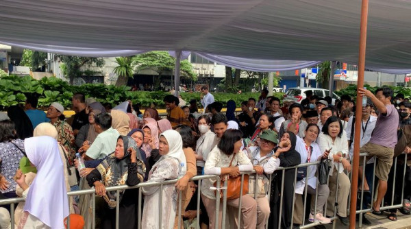 Antrean Panjang Warga Antusias Ikut Open House di Istana Negara